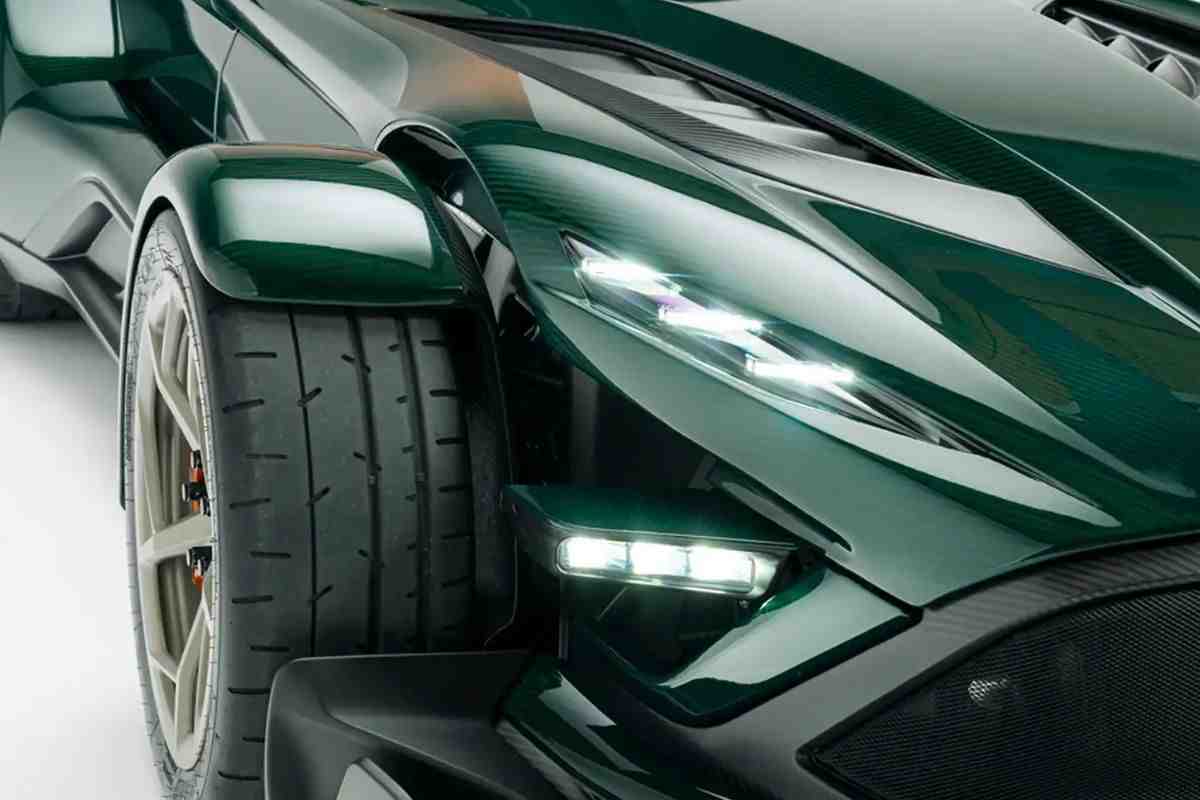 La supercar dal sapore vintage: è leggerissima e sotto il cofano nasconde un motore da 600 CV