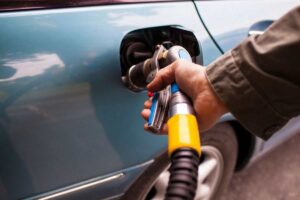 Il carburante più amato ad un prezzo mai visto: queste auto viaggiano con pochi euro e costano poco