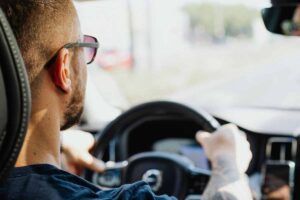 10 errori di guida diffusi in Italia da cancellare subito