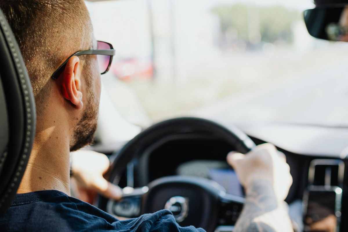 10 errori di guida diffusi in Italia da cancellare subito