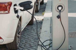 Auto ibride plug-in, consumi reali fino al 300% in più: lo studio che ribalta tutto