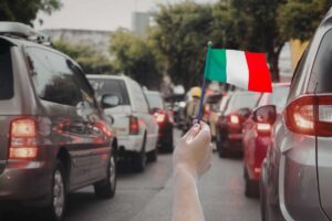 Italia prima in Europa per auto pro capite: boom di vetture e criticità per mobilità e ambiente