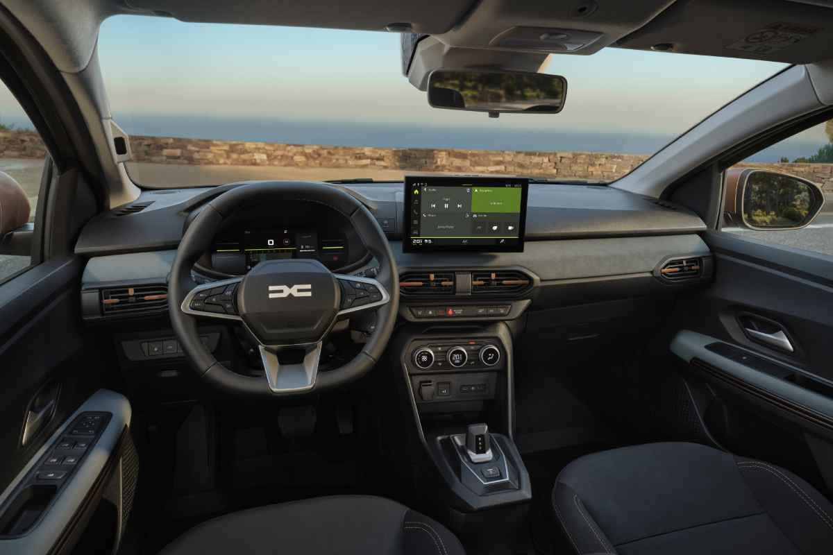 Dacia Sandero 2026: interni rinnovati e bagagliaio da record nel restyling