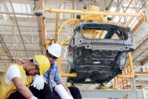 Auto e lavoro: le figure più a rischio nel 2026 nel settore automobilistico