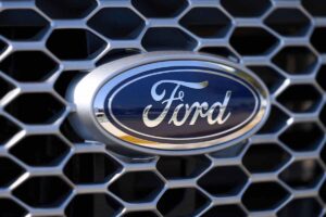 Ford chiude il 2025 con una perdita da 8,2 miliardi: cosa è andato storto e come punta a ripartire