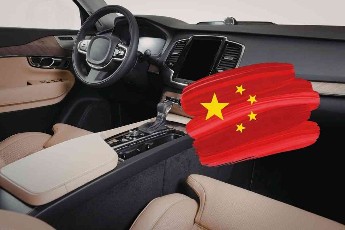Addio solo touch in auto: dalla Cina arriva la legge che riporta i tasti fisici dal 2026
