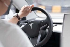Tesla fa dietrofront: torna il radar per sfidare pioggia e neve
