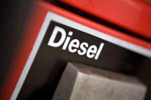 Incubo diesel, il dato che riporta l’Italia indietro nel tempo: il prezzo non era così alto da anni