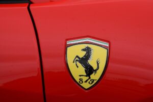 La Ferrari manda una frecciata alla Lamborghini: il CEO sfida la casa del Toro, che stangata