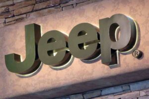 La Jeep è costretta ad un nuovo richiamo: problemi per Stellantis, migliaia di auto sotto accusa