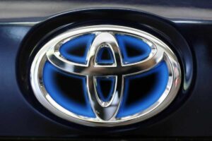 Toyota mazzata all'elettrico