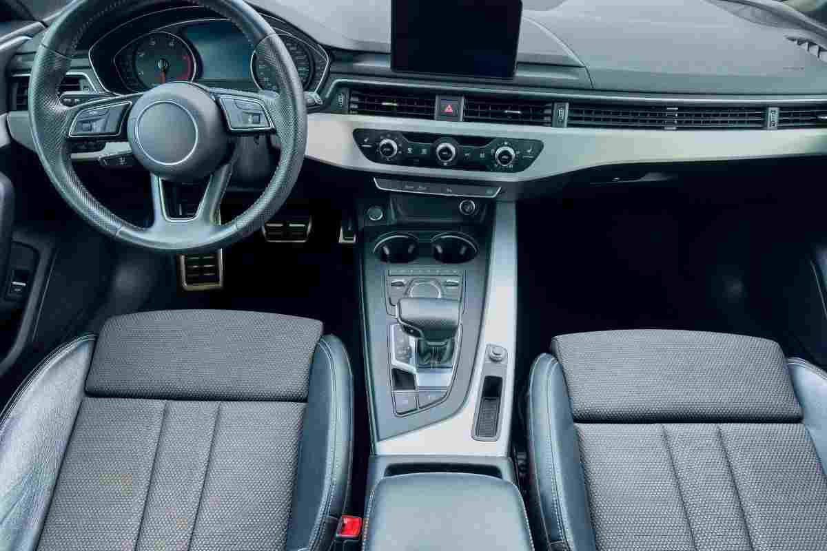 Comandi vocali in auto, non sono sempre sicuri: lo studio che cambia tutto