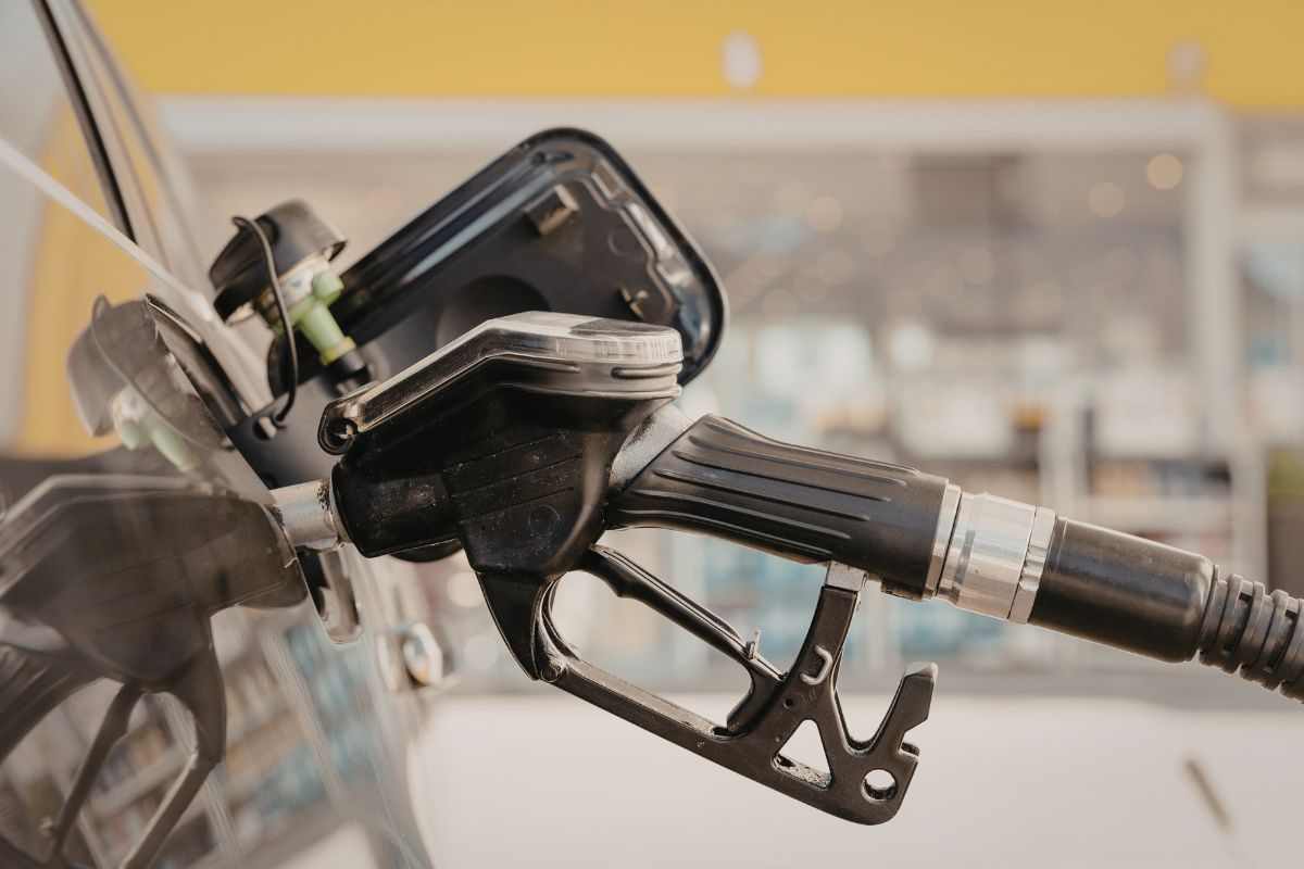 Caro carburante, stangata sulle auto aziendali: cosa sta cambiando davvero per imprese e lavoratori
