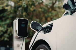 Auto ibride ed elettriche, il mercato cambia passo in Italia: cosa sta succedendo davvero