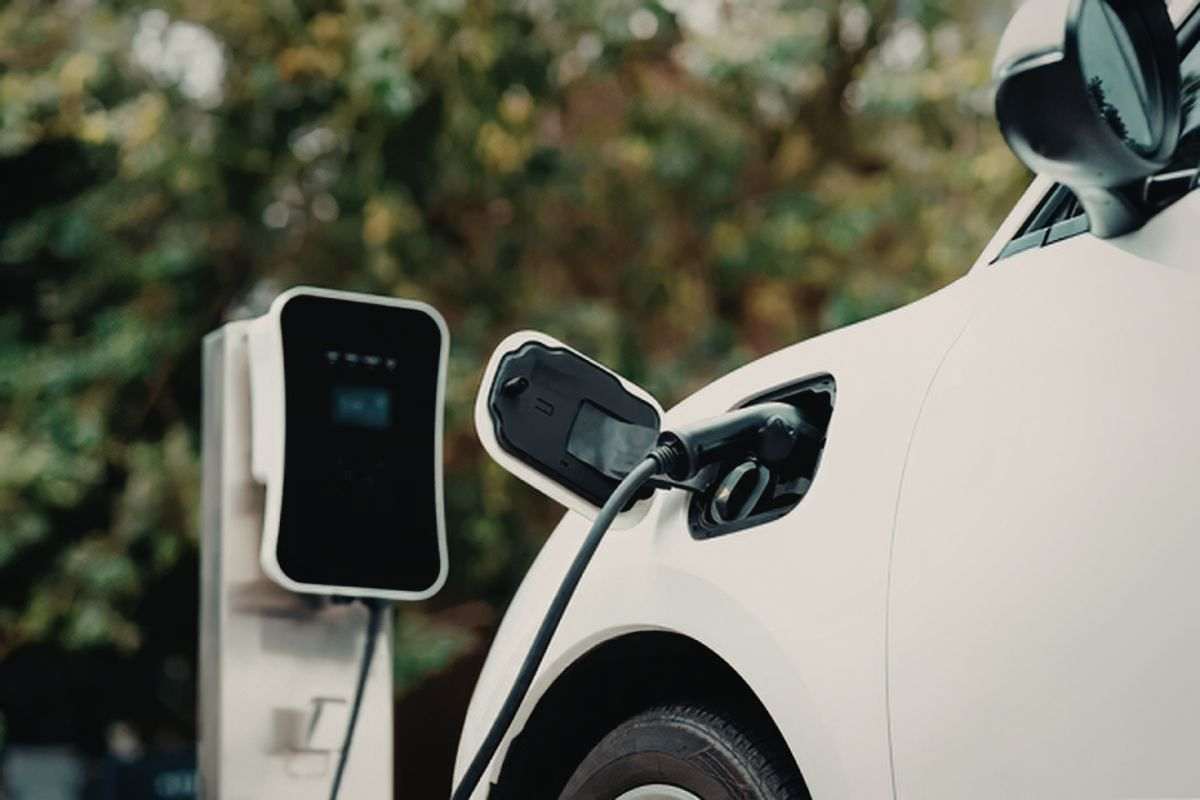 Auto ibride ed elettriche, il mercato cambia passo in Italia: cosa sta succedendo davvero