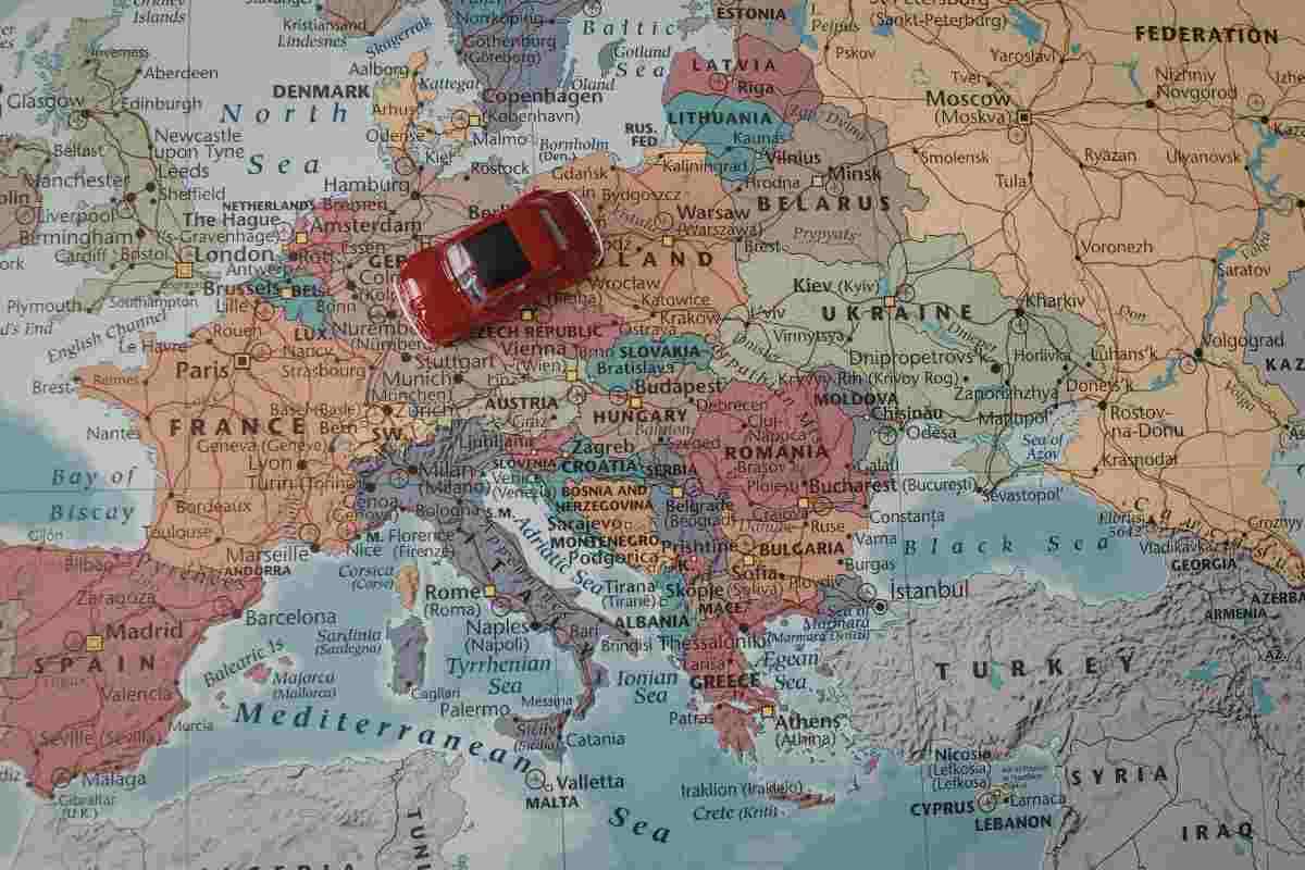 Auto in Europa, il mercato torna a crescere: ma dietro il +1,4% c’è una sorpresa che cambia tutto