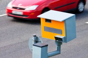 Telecamere e autovelox contro chi non paga l’assicurazione: come funzionano davvero i controlli