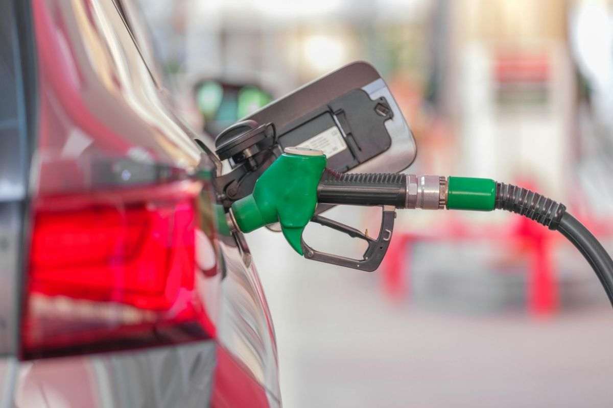 Aumenti carburanti: benzina e diesel crescono a marzo 2026, cosa sta succedendo