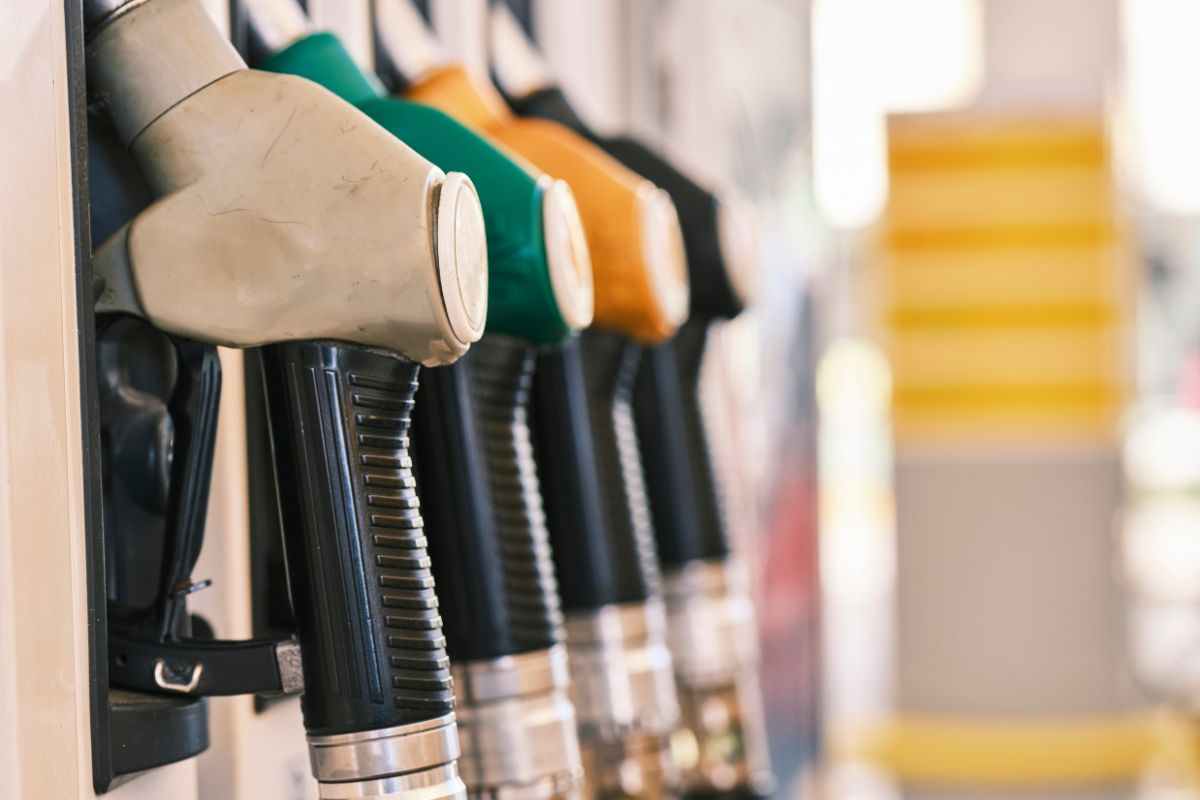 Accise su benzina e diesel, il governo prepara il taglio per il 2026