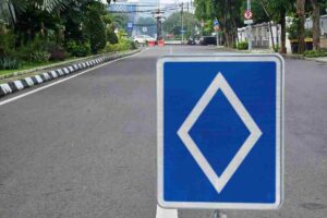 Nuovo cartello stradale con rombo bianco su sfondo blu: cosa significa e perché potrebbe arrivare anche in Italia