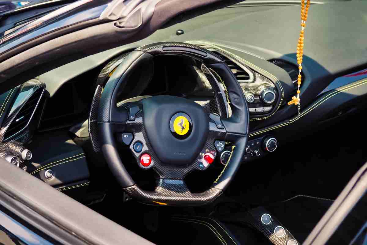 Ferrari torna ai pulsanti fisici sul volante: addio ai comandi touch