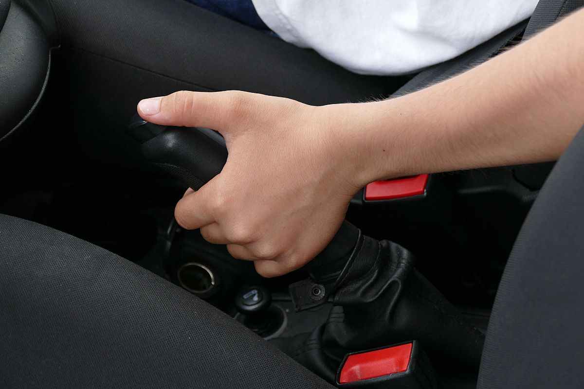 Freno a mano elettrico o manuale: differenze, vantaggi e possibili rischi