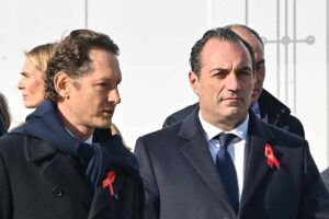 Stellantis, Elkann rompe il silenzio: “Anno difficile, ma il 2026 sarà decisivo”