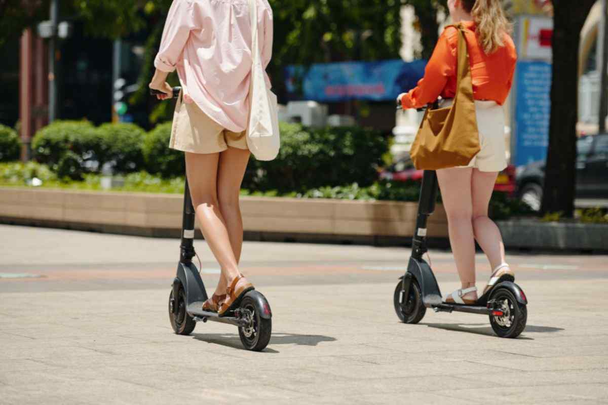 Monopattini elettrici, arrivano targa e assicurazione: ecco quanto costeranno