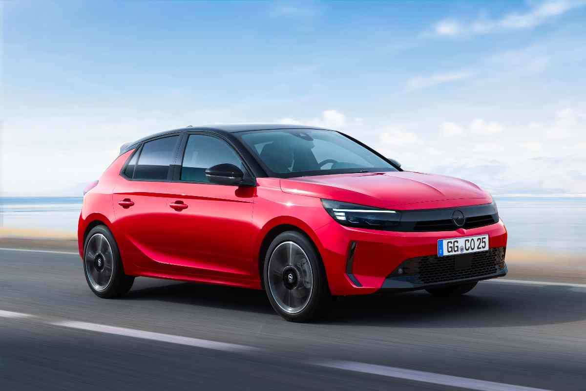 Opel Corsa di colore rosso