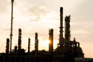 Guerra in Iran, petrolio sotto pressione: perché il prezzo non esplode (ancora)