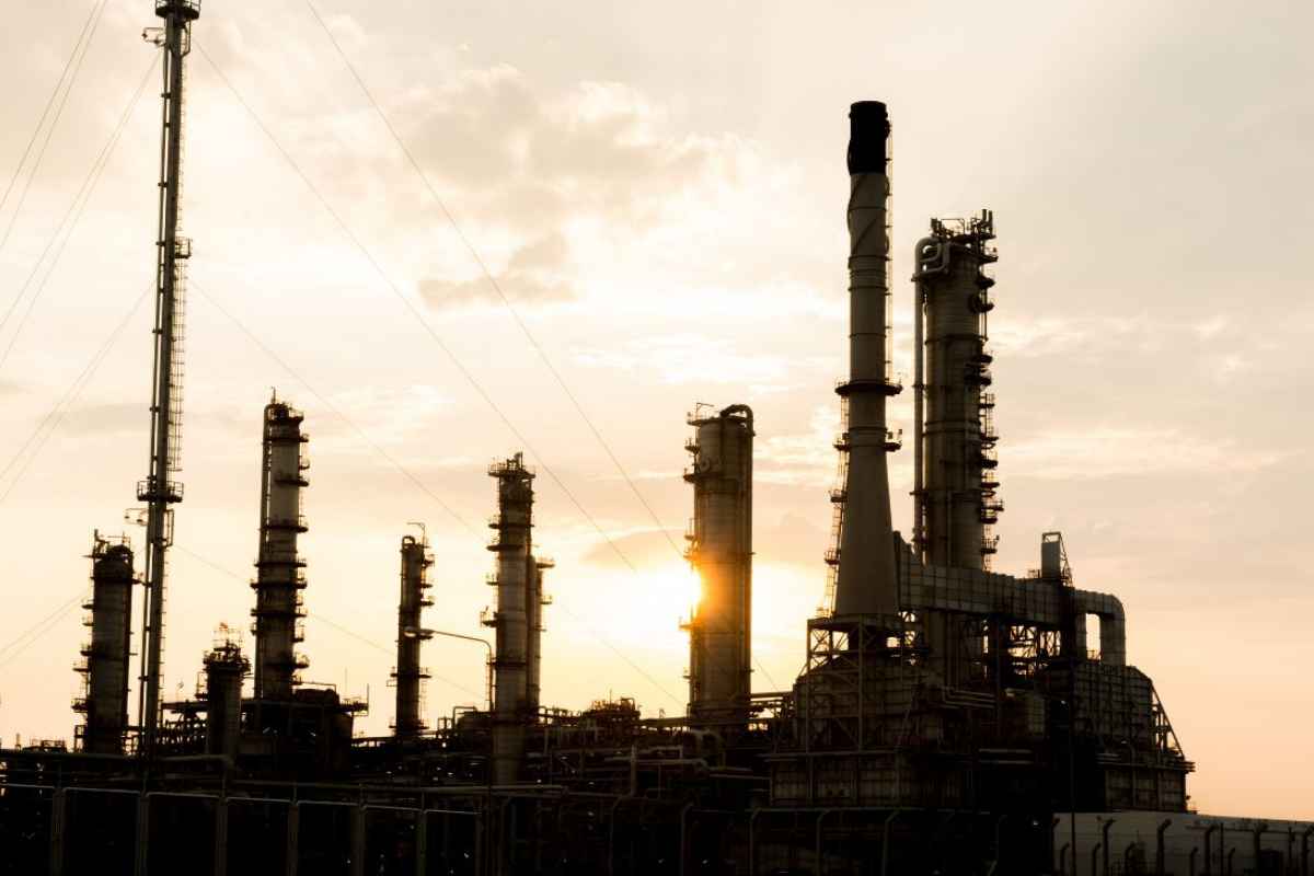 Guerra in Iran, petrolio sotto pressione: perché il prezzo non esplode (ancora)