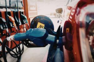 Carburanti, perché alle pompe bianche si paga meno: il motivo dietro ai prezzi più bassi