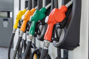 Chi decide davvero il prezzo di benzina e diesel? Tutti i fattori che influenzano il costo alla pompa