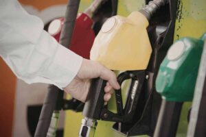 Carburanti, il taglio delle accise sparisce: prezzi di nuovo in salita