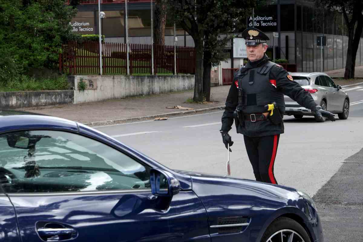 Fino a 700 euro di multa, controlla subito se c’è un bollino sul libretto dell’auto: senza non puoi circolare, nessuna tolleranza