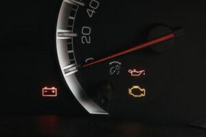 Spia della batteria accesa: cosa fare subito per evitare danni all’auto