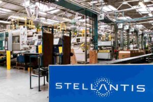 Stellantis, perdita shock da 22 miliardi nel 2025: cosa sta succedendo al colosso dell’auto