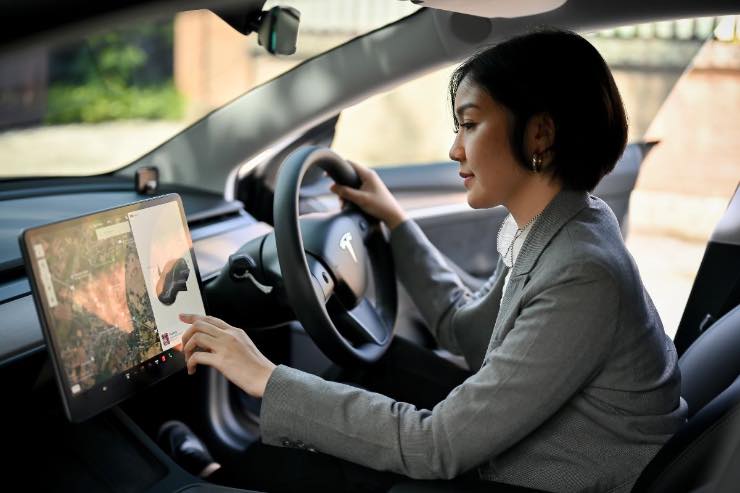 tesla novità auto parcheggio