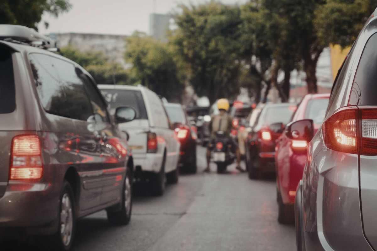 Le città non vogliono più le auto: cosa sta cambiando davvero nella mobilità urbana