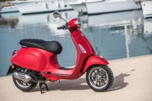 Vespa Piaggio Primavera di colore rosso