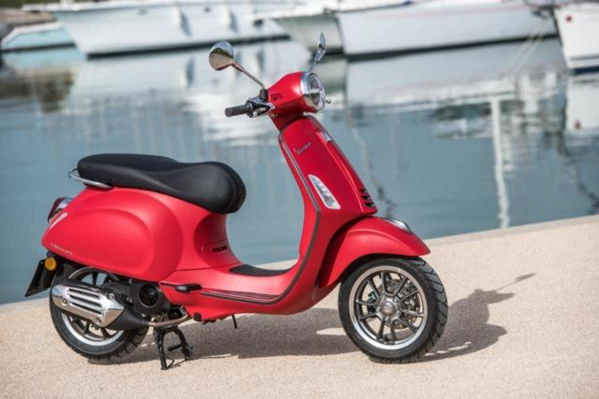 Vespa Piaggio Primavera di colore rosso