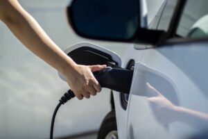 Che guaio per le auto diesel, adesso anche le elettriche vanno meglio: il dato è da non credere
