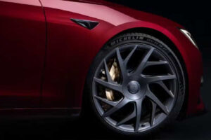 Tesla imita Ferrari: le sue edizioni limitate hanno un punto di “contatto” con Maranello