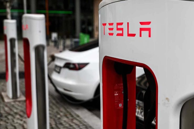Tesla problemi parla Farley
