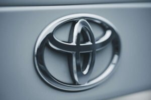La Toyota super efficiente che ora costa sempre meno: attenzione però al finanziamento