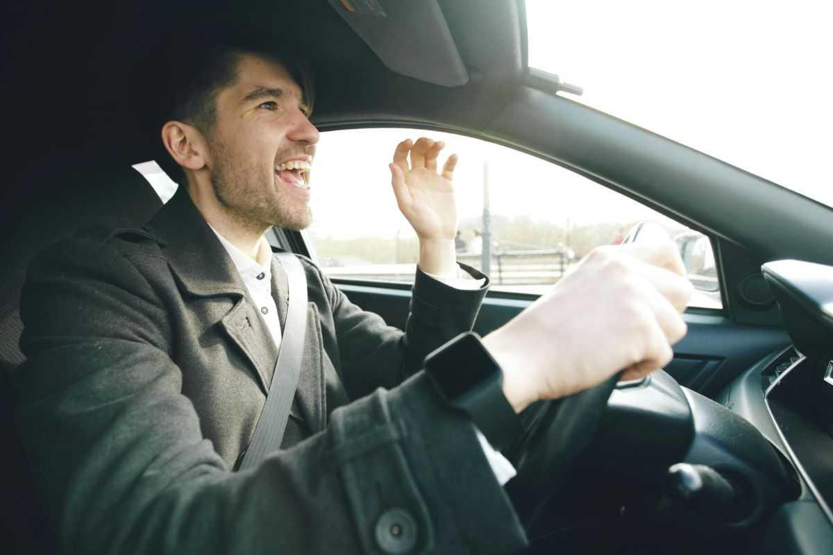 Auto, il trucco semplice che ti fa fare più chilometri con un litro: così puoi davvero risparmiare