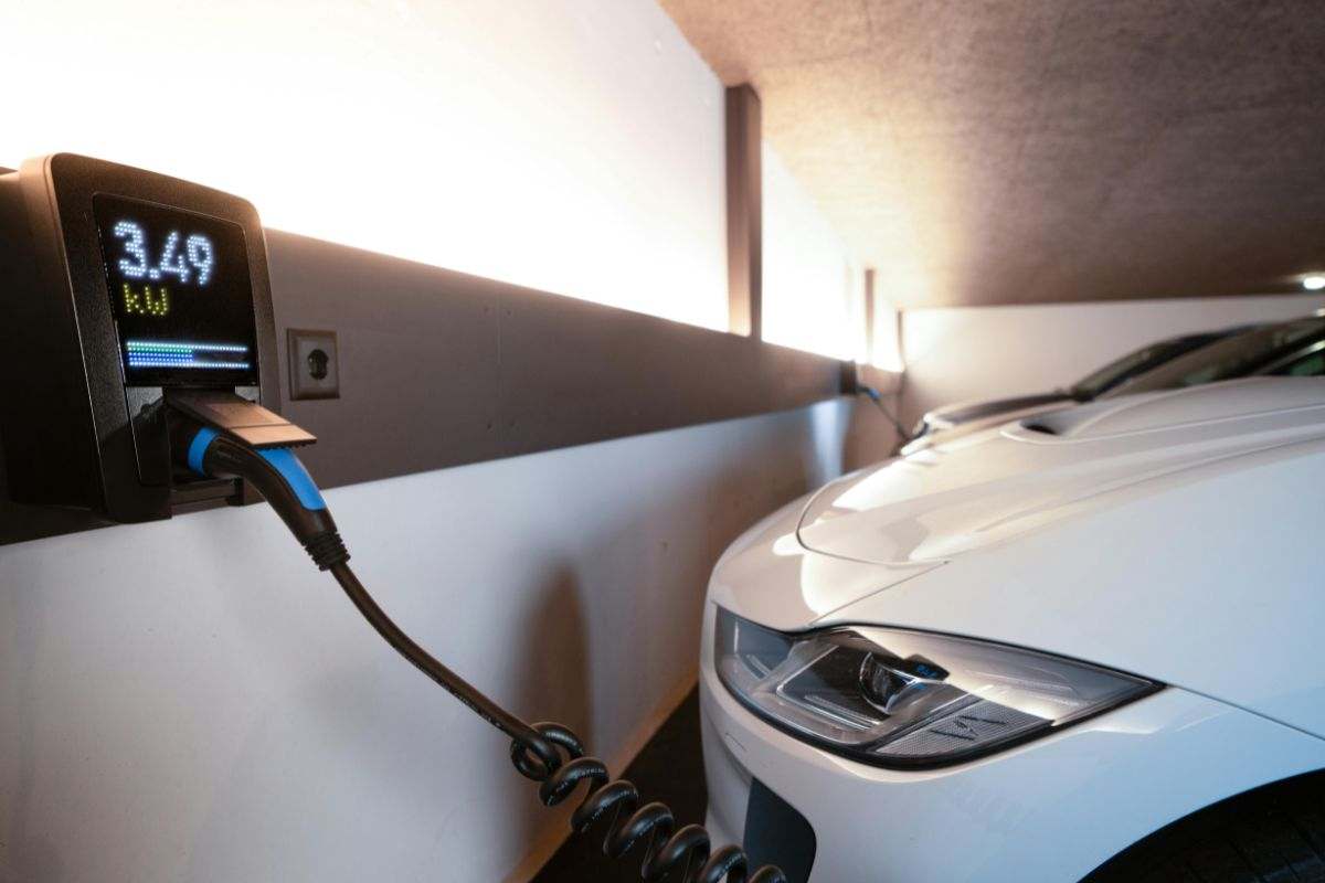 Auto elettrica a noleggio: come funziona davvero la wallbox (e perché può cambiarti la vita)