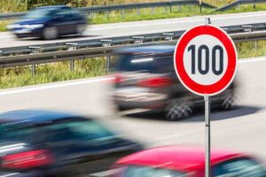Autostrade, l’Europa vuole abbassare i limiti: perché si parla di 120 km/h e cosa cambia davvero