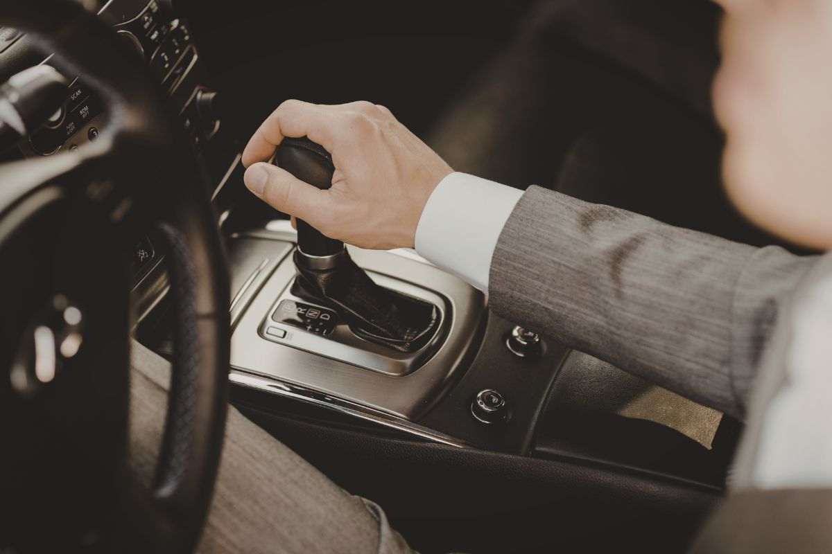 Cambio auto: i segnali che non devi ignorare e che possono costarti migliaia di euro