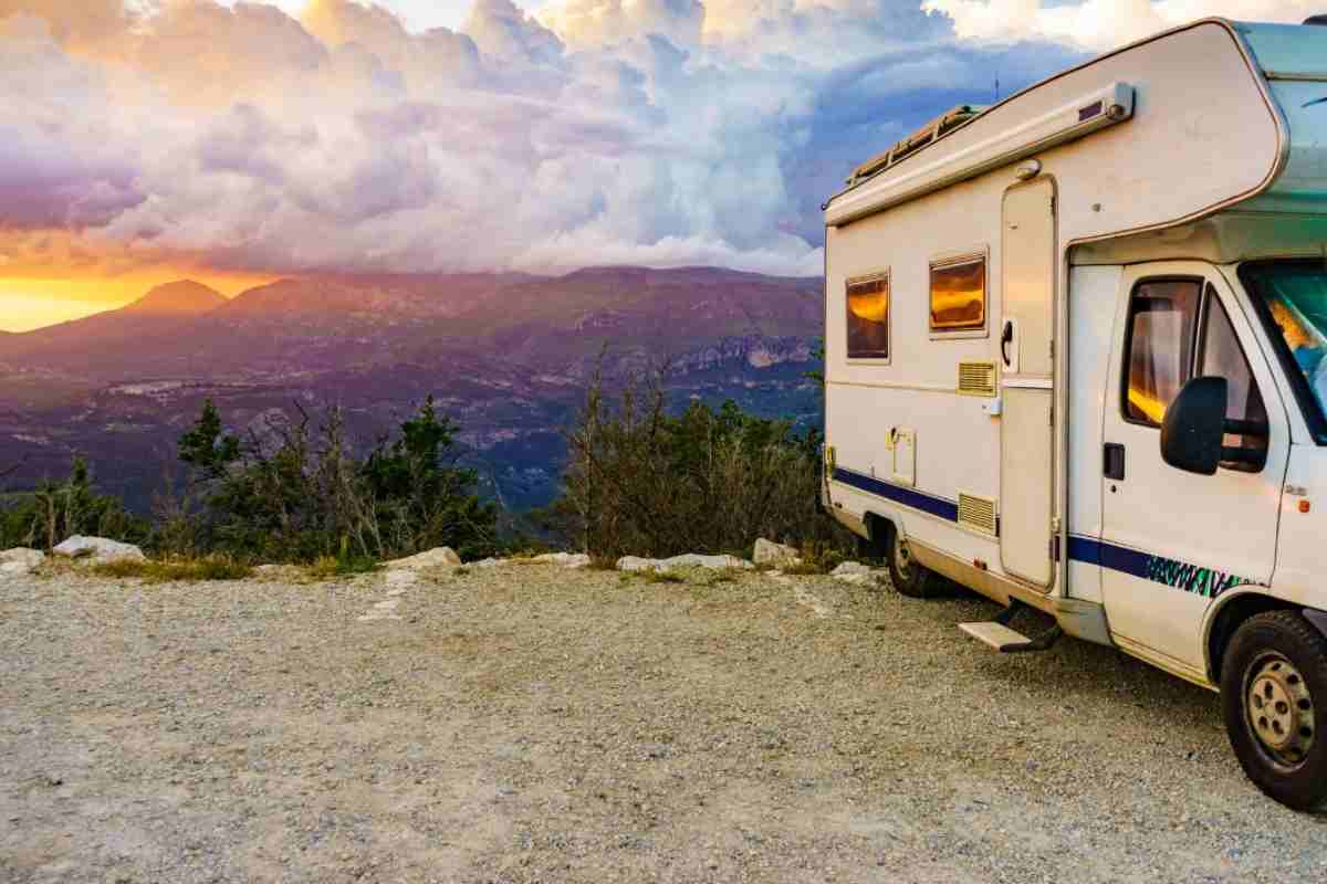 Weekend in camper con bambini: la guida pratica che ogni famiglia dovrebbe leggere prima di partire